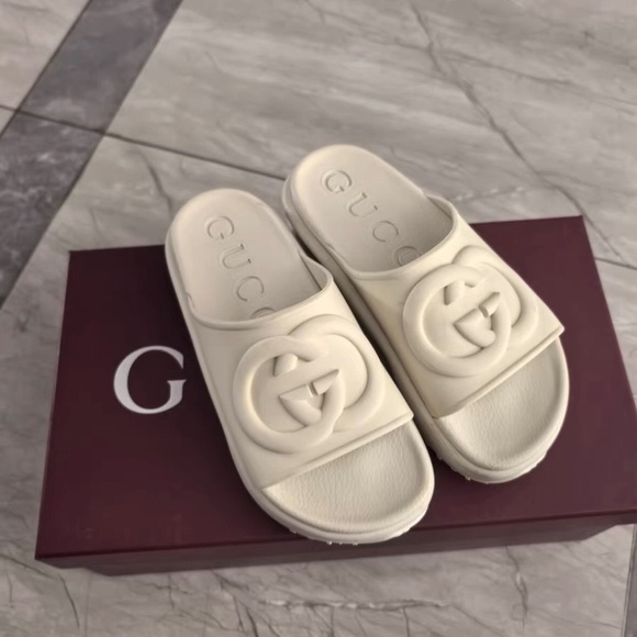 Gucci Cream Logo Slide Sandals - Picture 1 of 7
